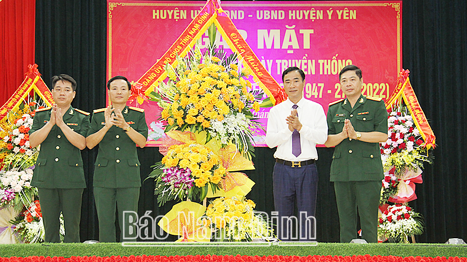 Đồng chí Đại tá Lương Văn Kiểm, Ủy viên Ban TVTU, Chỉ huy trưởng Bộ CHQS tỉnh tặng hoa chúc mừng LLVT huyện Ý Yên nhân ngày truyền thống.