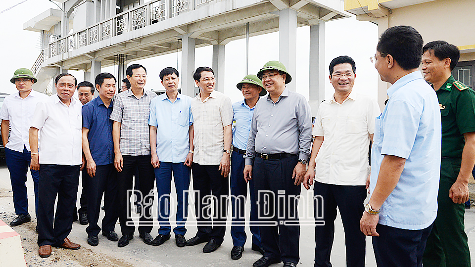 Đồng chí Bí thư Tỉnh ủy Phạm Gia Túc và đoàn công tác của tỉnh kiểm tra vị trí cống Ngô Đồng, tiếp giáp giữa hai huyện Xuân Trường và Giao Thủy.