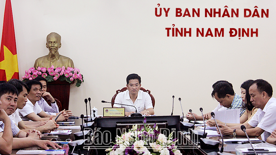 Đồng chí Trần Anh Dũng, Ủy viên Ban TVTU, Phó Chủ tịch Thường trực UBND tỉnh và các đại biểu dự hội nghị ở điểm cầu tỉnh Nam Định.