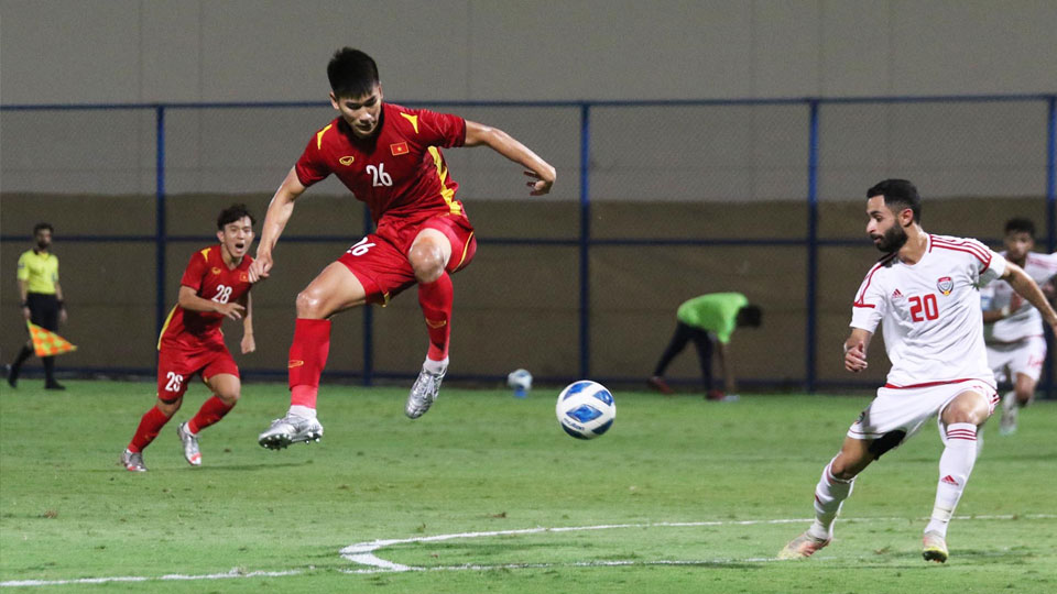 Nhâm Mạnh Dũng đón bóng trước cầu thủ U23 UAE. (Ảnh: VFF)