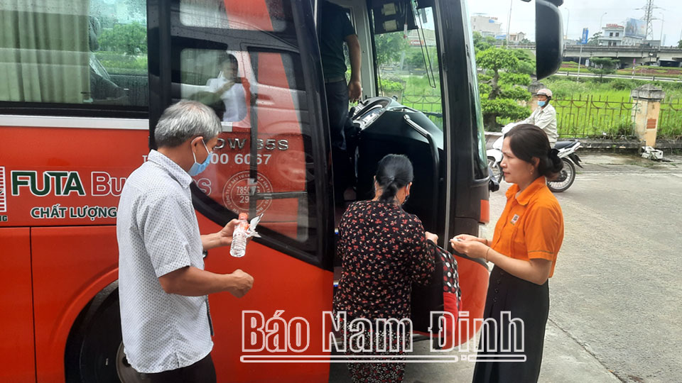 Phục vụ hành khách tại Bến xe Nam Định.