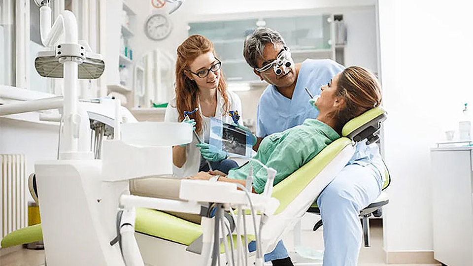 Điều trị tủy răng là loại phẫu thuật nha khoa được thực hiện để chữa trị tình trạng nhiễm trùng răng ở bệnh nhân.