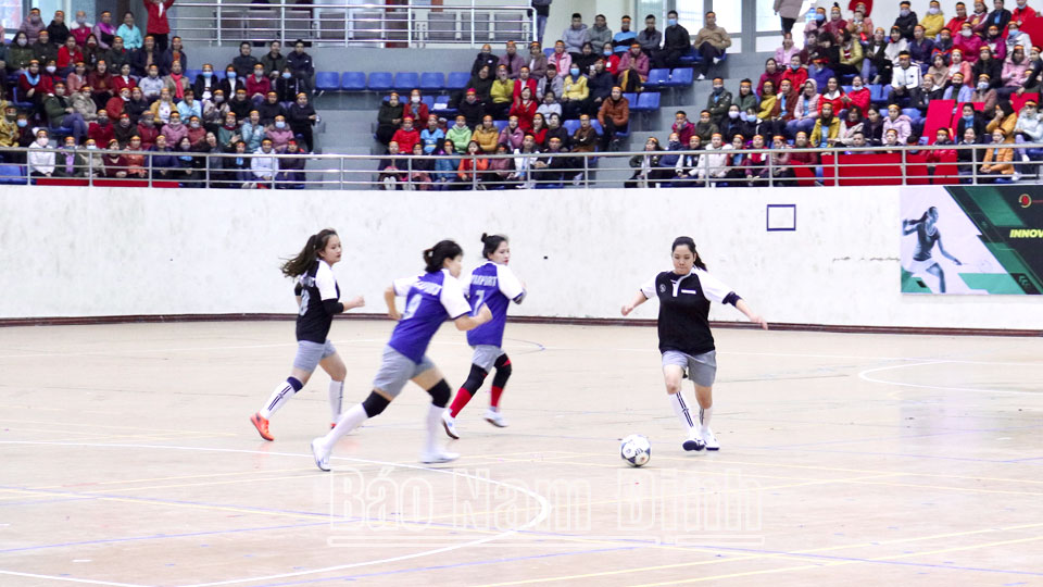 Giải bóng đá nữ do Công ty TNHH Maxport Limited tổ chức tại Cung Thể thao tỉnh.