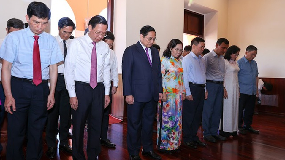 Thủ tướng Phạm Minh Chính và các đại biểu tưởng nhớ Chủ tịch Hồ Chí Minh. (Ảnh: VGP/Nhật Bắc)