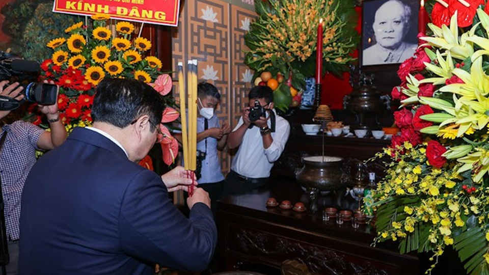 Thủ tướng Phạm Minh Chính dâng hương tưởng nhớ Chủ tịch Tôn Đức Thắng.   Ảnh: VGP/Nhật Bắc