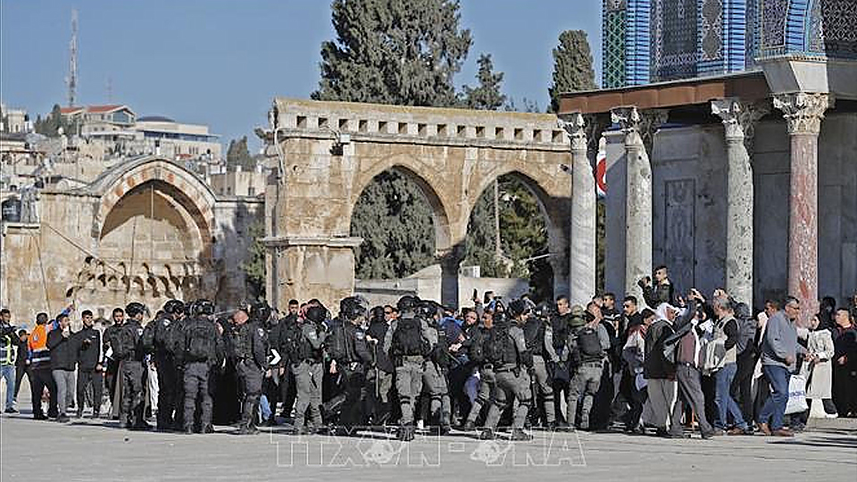 Đụng độ giữa lực lượng an ninh Israel và người Palestine tại Đền thờ Al Aqsa (còn được gọi là Núi Đền) ở Đông Jerusalem ngày 15/4/2022. (Ảnh: AFP/TTXVN)