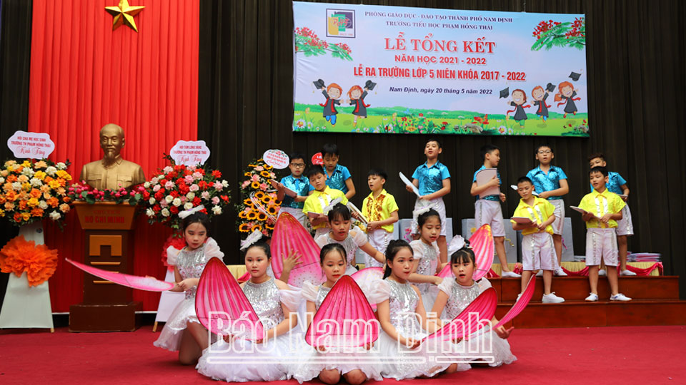 Một tiết mục văn nghệ của học sinh Trường Tiểu học Phạm Hồng Thái trong lễ tổng kết năm học 2021-2022.