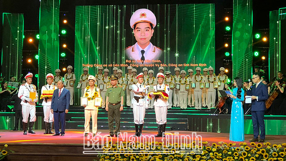 Đại úy Trần Văn Hoàn, Trưởng Công an xã Liên Minh (Vụ Bản) nhận phần thưởng tại Chương trình tôn vinh Trưởng Công an xã tiêu biểu toàn quốc.