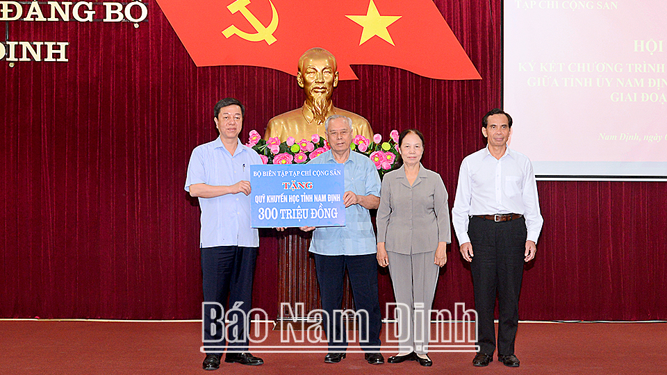Đại diện Bộ Biên tập Tạp chí Cộng sản trao tặng Hội Khuyến học tỉnh số tiền 300 triệu đồng.