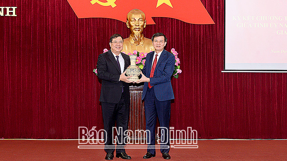 Đồng chí Tổng Biên tập Tạp chí Cộng sản Đoàn Minh Huấn trao quà kỷ niệm cho đồng chí Bí thư Tỉnh ủy Phạm Gia Túc.