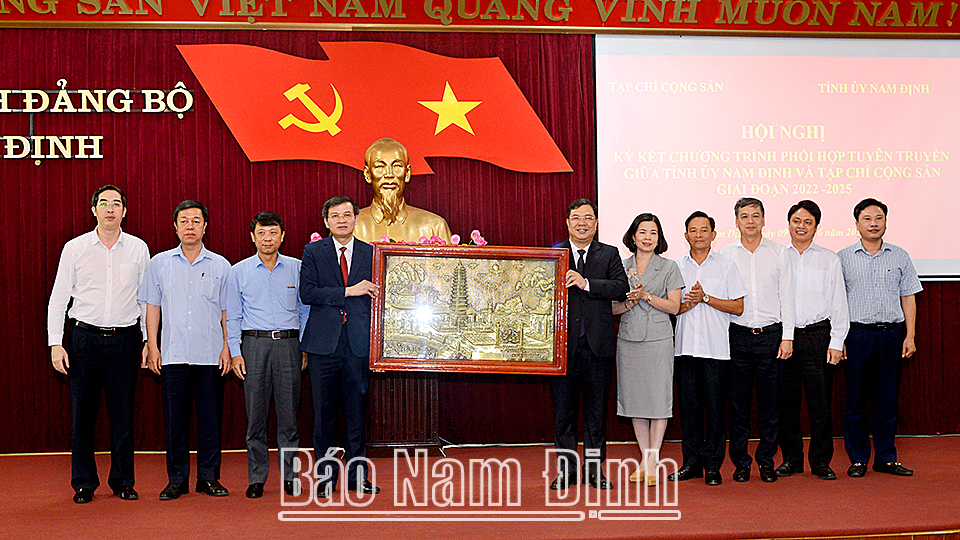Đồng chí Bí thư Tỉnh ủy Phạm Gia Túc và các đồng chí lãnh đạo tỉnh trao bức tranh kỷ niệm cho Bộ Biên tập Tạp chí Cộng sản.