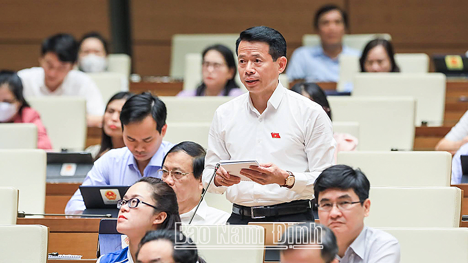 Đại biểu Nguyễn Hải Dũng, Đoàn Đại biểu Quốc hội tỉnh đặt câu hỏi chất vấn vấn đề thuộc lĩnh vực giao thông
