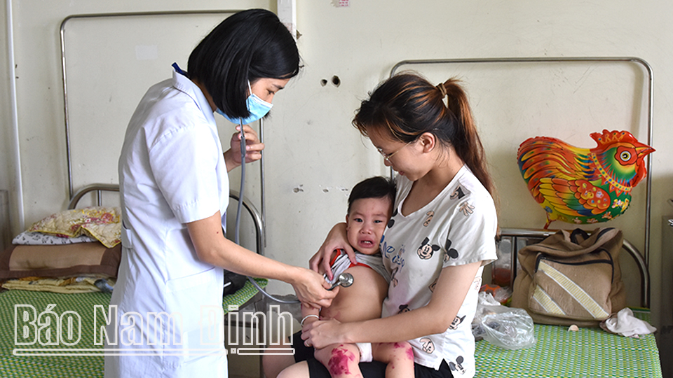 Điều trị cho trẻ bị bệnh tay chân miệng tại Bệnh viện Nhi tỉnh.