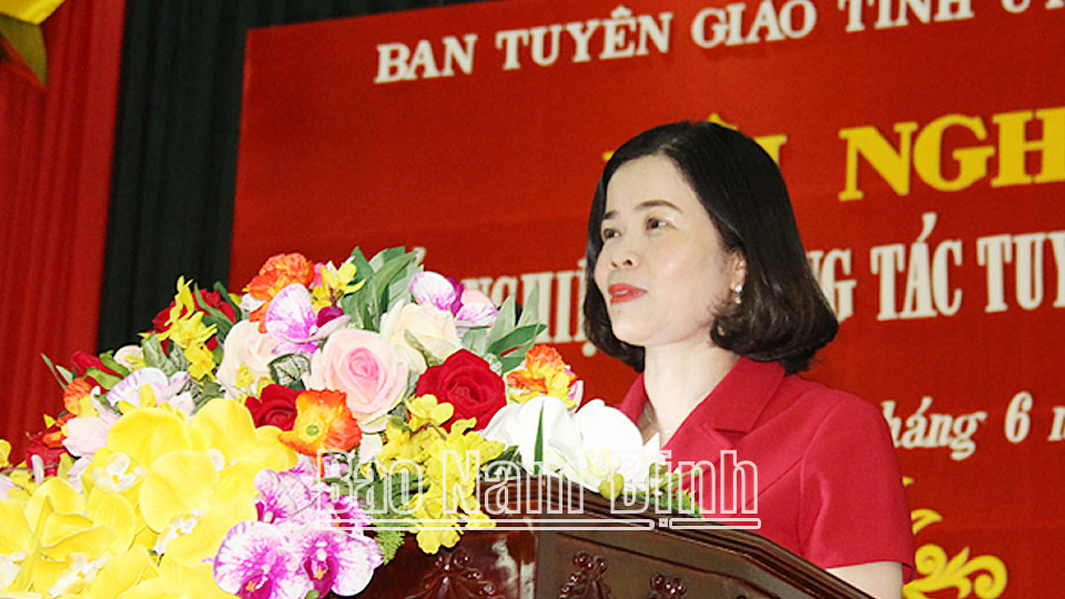 Đồng chí Phạm Thị Thu Hằng, Ủy viên Ban TVTU, Trưởng Ban Tuyên giáo Tỉnh ủy phát biểu tại hội nghị.