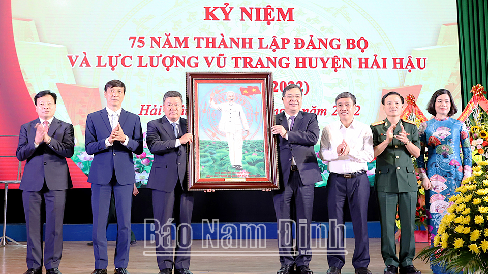 Đồng chí Bí thư Tỉnh ủy và lãnh đạo các ban, ngành trao tặng bức ảnh Chủ tịch Hồ Chí Minh cho Đảng bộ và LLVT huyện Hải Hậu.