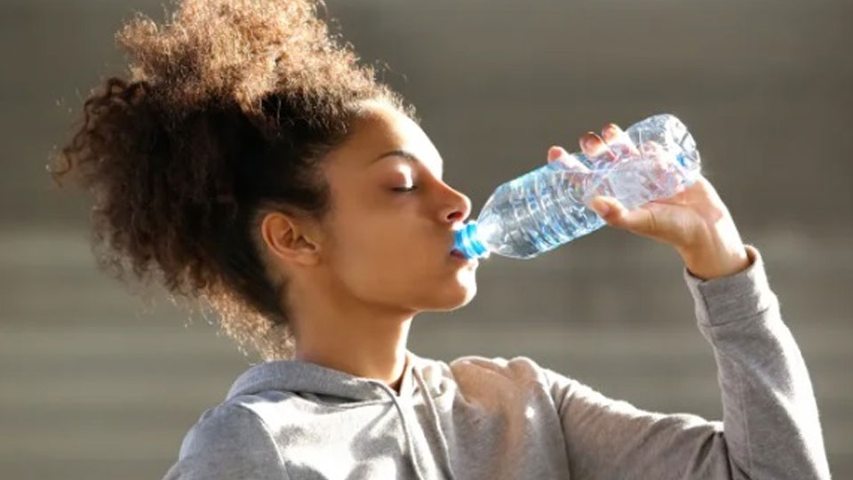 Nên uống nhiều nước trước khi đi bộ khoảng 2-3 tiếng.