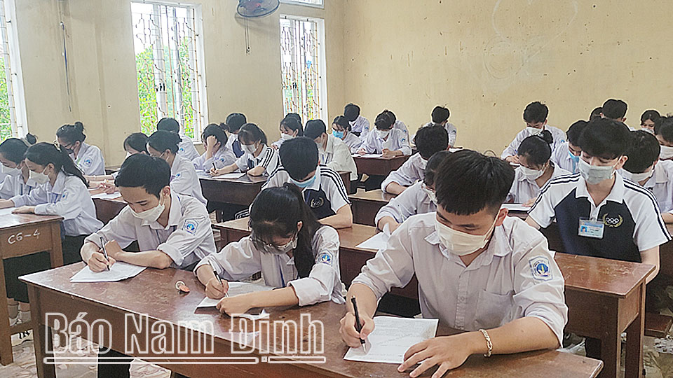 Học sinh Trường THPT Phạm Văn Nghị (Ý Yên) trong giờ ôn tập chuẩn bị cho Kỳ thi tốt nghiệp THPT 2022.