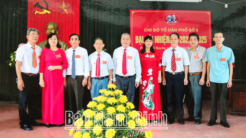 Lãnh đạo phường Vị Xuyên (thành phố Nam Định) chúc mừng thành công Đại hội Chi bộ Tổ dân phố 6 trên địa bàn.