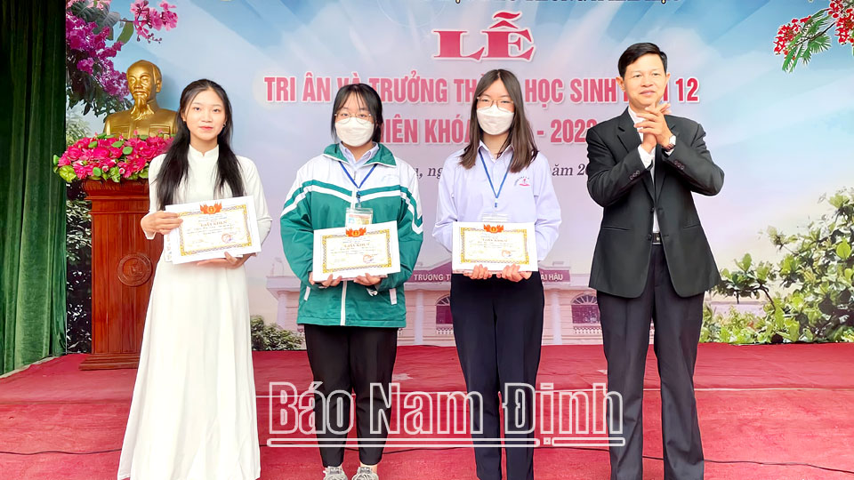Ban giám hiệu Trường THPT A Hải Hậu trao thưởng cho học sinh giỏi năm học 2021-2022.