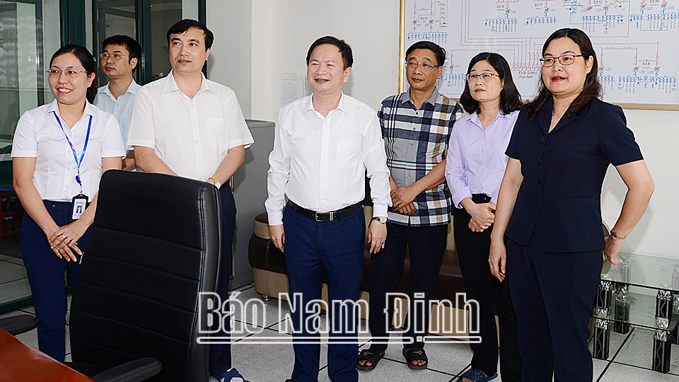 Đồng chí Phó Chủ tịch UBND tỉnh Hà Lan Anh kiểm tra hoạt động của Trung tâm Điều khiển xa, thuộc Công ty Điện lực Nam Định.