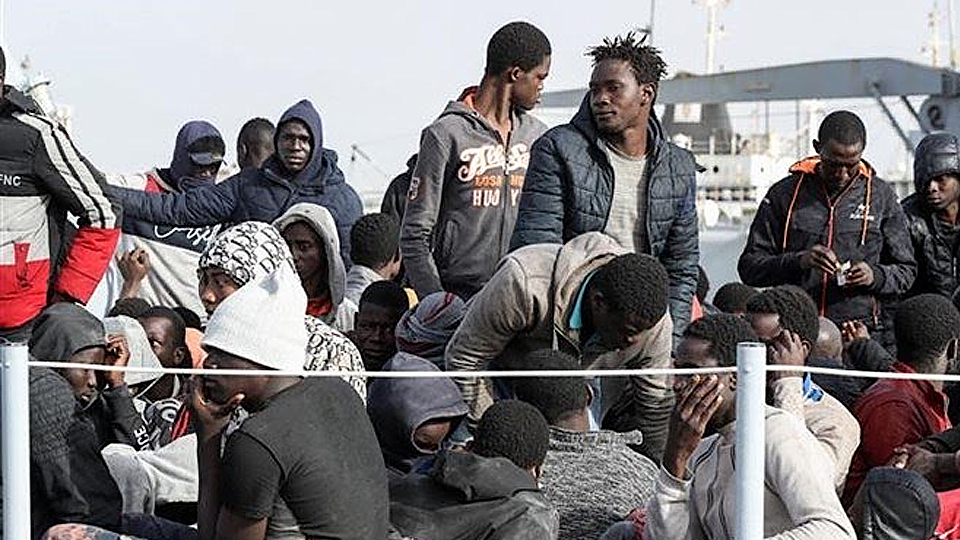 Người di cư được giải cứu trên Địa Trung Hải về tới căn cứ hải quân ở thủ đô Tripoli (Libya) ngày 29/4/2021. (Ảnh: AFP/TTXVN)