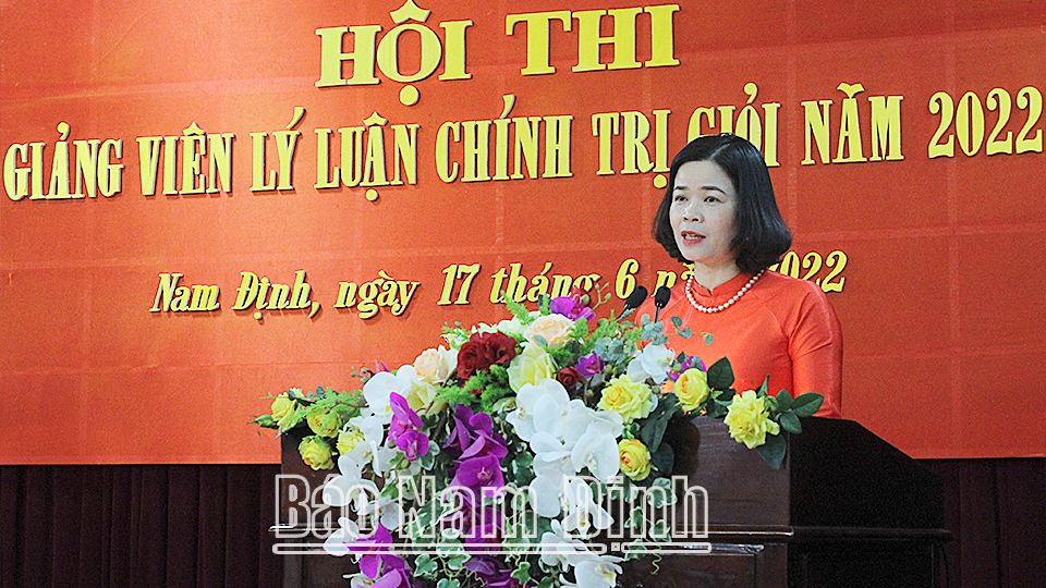 Đồng chí Trưởng Ban Tuyên giáo Tỉnh uỷ Phạm Thị Thu Hằng phát biểu khai mạc.