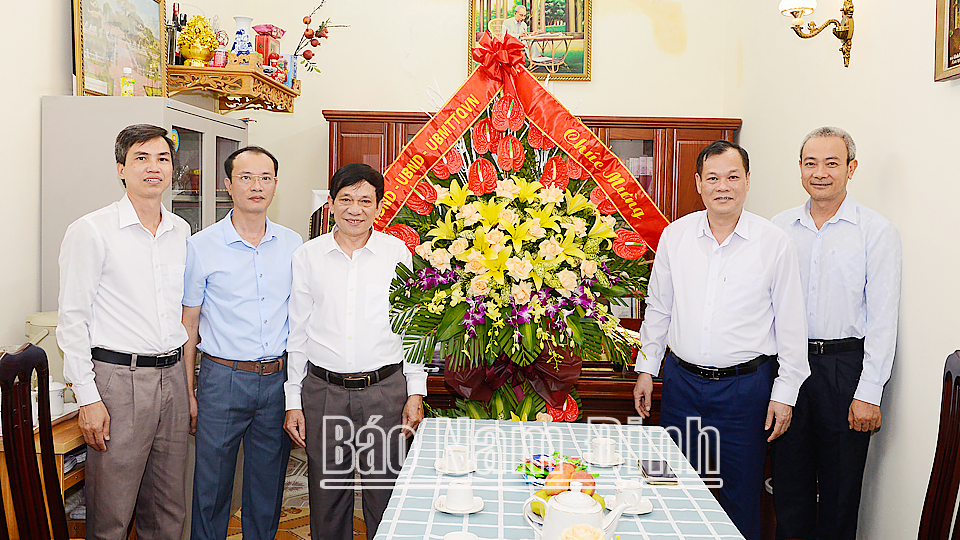 Đồng chí Phó Bí thư Thường trực Tỉnh ủy Lê Quốc Chỉnh tặng Hội Nhà báo tỉnh bức tranh Chân dung Chủ tịch Hồ Chí Minh.