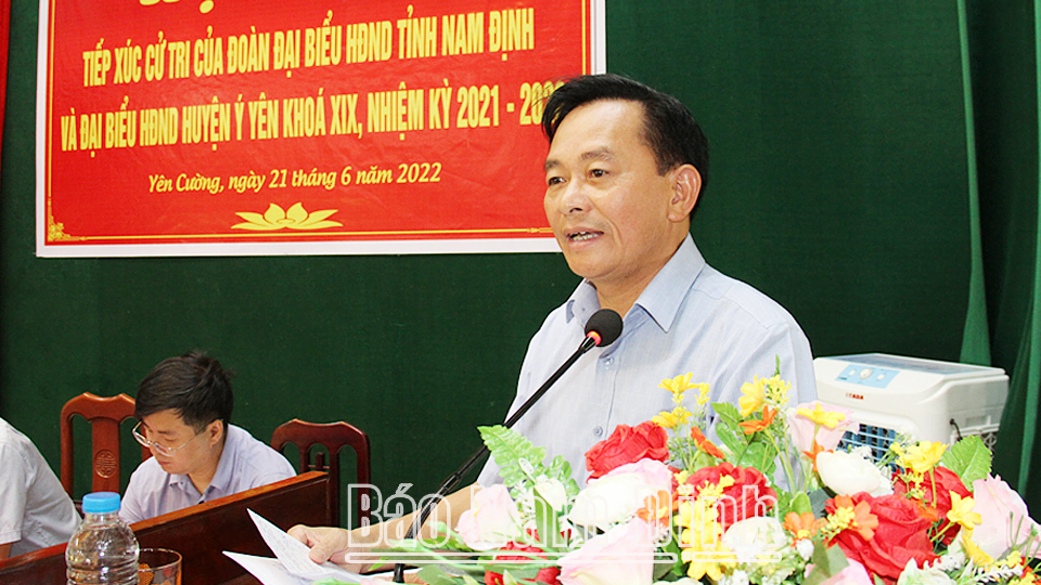 Đồng chí Phó Chủ tịch Thường trực HĐND tỉnh phát biểu tại hội nghị.
