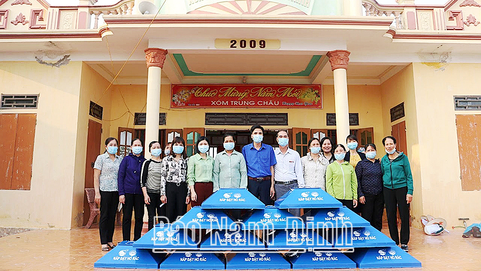 Quỹ TYM chi nhánh Hải Hậu tặng nắp đậy hố rác thải hữu cơ cho Hội Phụ nữ xã Hải Chính.