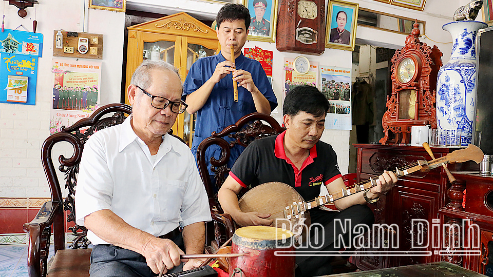 Gia đình ông Bùi Văn Vạn, xã Xuân Kiên (Xuân Trường) là gia đình văn hóa có truyền thống hoạt động nghệ thuật.