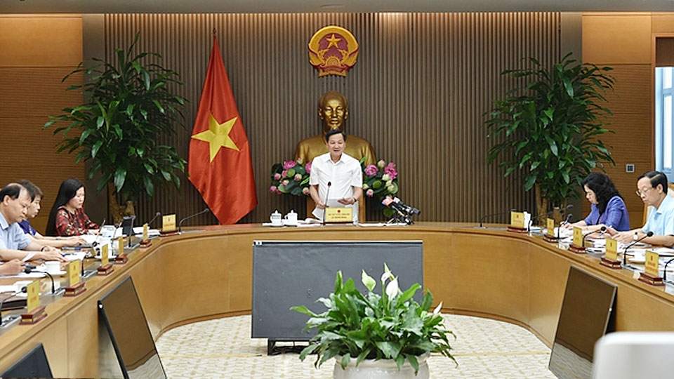 Phó Thủ tướng Chính phủ Lê Minh Khái: Bộ Công Thương chủ động điều hành để đảm bảo nguồn cung xăng dầu trong nước không bị gián đoạn trên cơ sở đánh giá khả năng cung cấp từ nguồn sản xuất trong nước và nguồn nhập khẩu.