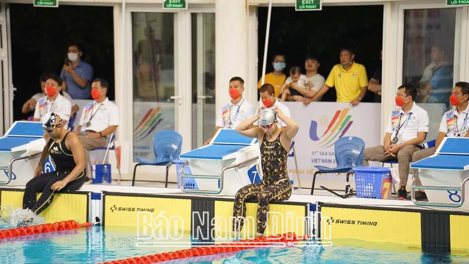 VĐV Nguyễn Thị Thảo (đường số 7) chuẩn bị thi đấu nội dung tiếp sức 4x100m chân vịt đôi hỗn hợp nam nữ.