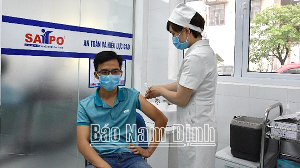 Người dân thành phố Nam Định tiêm vắc-xin phòng COVID-19.