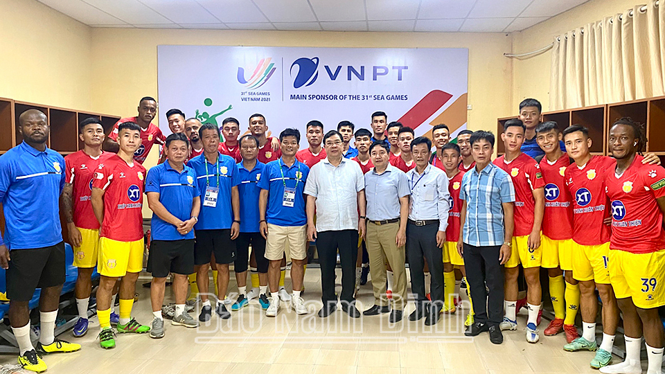 Đồng chí Phạm Gia Túc, Ủy viên BCH Trung ương Đảng, Bí thư Tỉnh ủy và lãnh đạo Sở VH, TT và DL gặp mặt động viên Ban huấn luyện cùng các cầu thủ Nam Định trước trận đấu.