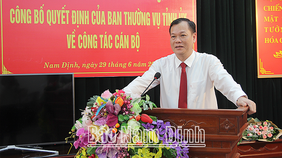 Đồng chí Lê Quốc Chỉnh, Phó Bí thư Thường trực Tỉnh ủy, Chủ tịch HĐND tỉnh, Trưởng đoàn Đoàn đại biểu Quốc hội tỉnh phát biểu tại hội nghị.