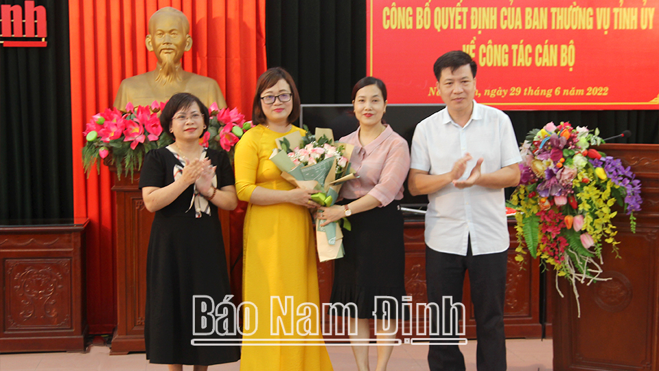 Lãnh đạo Báo Nam Định tặng hoa chúc mừng tân Phó Tổng Biên tập Báo Nam Định Nguyễn Thị Thu Thủy.