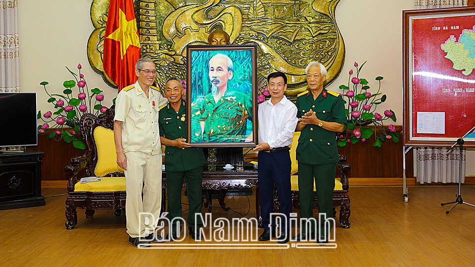Đồng chí Phạm Đình Nghị, Phó Bí thư Tỉnh ủy, Chủ tịch UBND tỉnh tặng bức tranh Chủ tịch Hồ Chí Minh cho Đoàn đại biểu Hội Chiến sĩ Thành cổ Quảng Trị năm 1972 tỉnh.