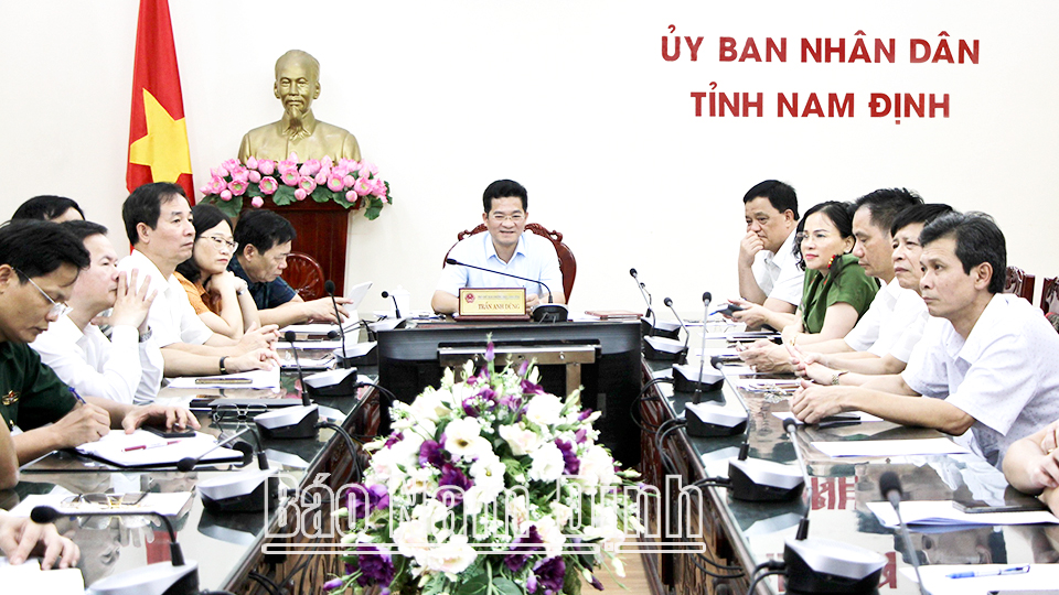 Đồng chí Trần Anh Dũng, Ủy viên Ban TVTU, Phó Chủ tịch Thường trực UBND tỉnh và các đại biểu tham dự hội nghị trực tuyến tại điểm cầu Nam Định.