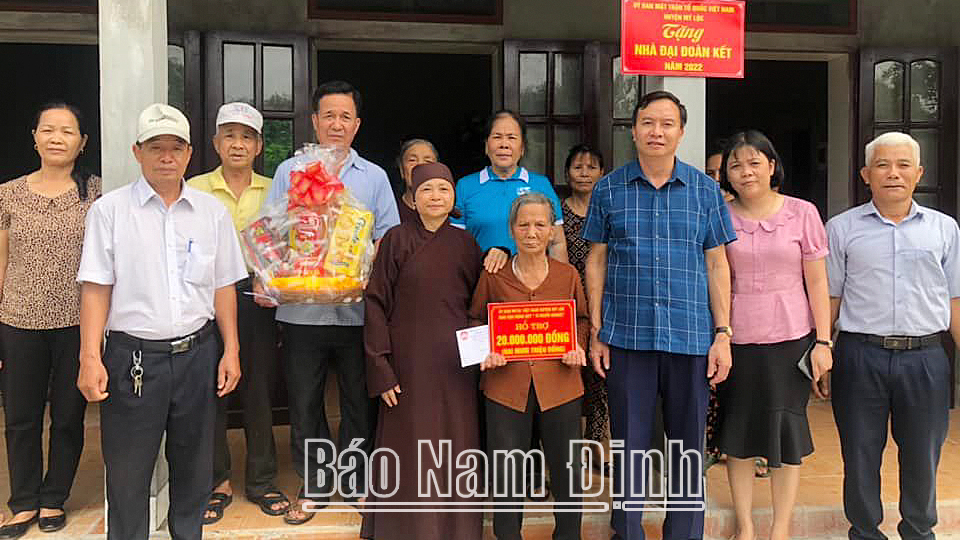 Ban Thường trực Ủy ban MTTQ huyện Mỹ Lộc và ni sư Thích Đàm Tâm, trụ trì chùa Sắc, xã Mỹ Thắng trao nhà Đại đoàn kết cho hộ nghèo. Ảnh: Do cơ sở cung cấp