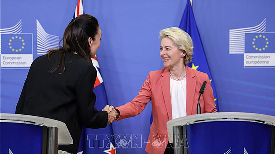 Chủ tịch Ủy ban châu Âu (EC), bà Ursula von der Leyen (phải) và Thủ tướng New Zealand, Jacinda Ardern (trái), tại cuộc họp báo chung sau lễ ký ở Brussels, (Bỉ), ngày 30/6/2002. Ảnh: AFP/TTXVN