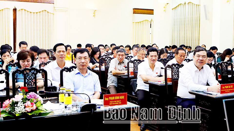 Các đồng chí lãnh đạo tỉnh và các đại biểu dự kỳ họp HĐND tỉnh.