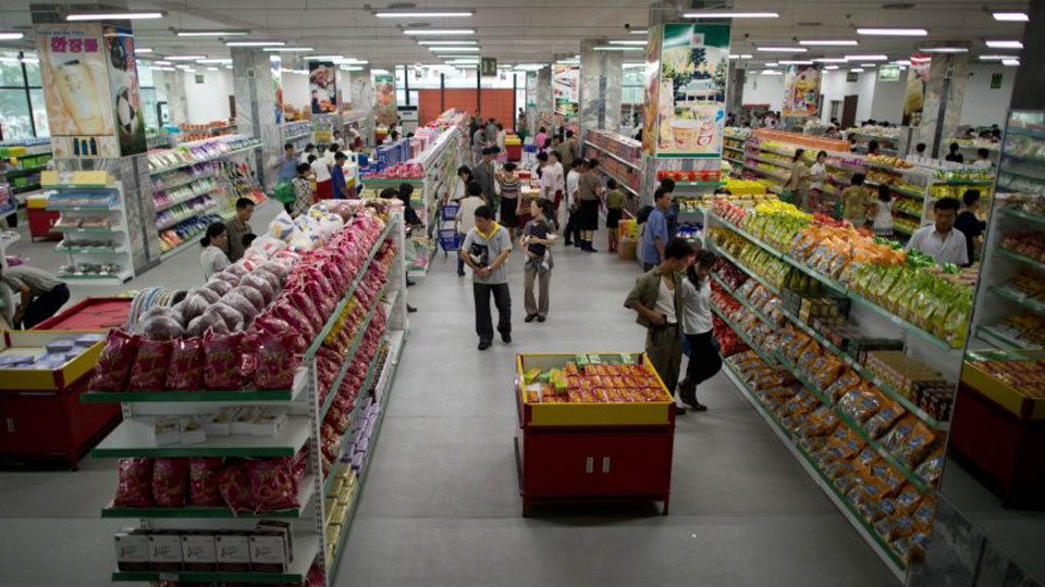 Người dân mua sắm tại một siêu thị ở Pyongyang, Hàn Quốc.  Ảnh: AFP/TTXVN