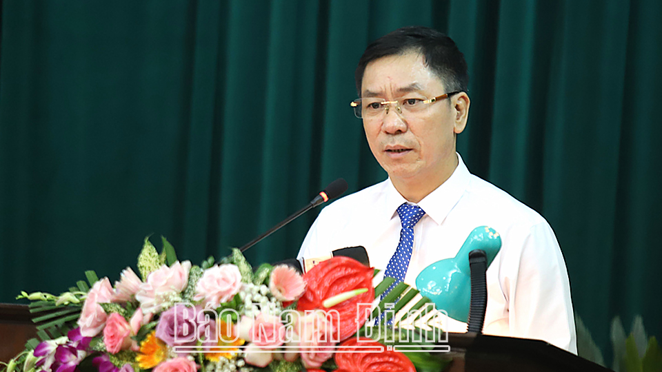 Đồng chí Phạm Văn Sơn, Giám đốc Sở Tài nguyên và Môi trường trả lời chất vấn.