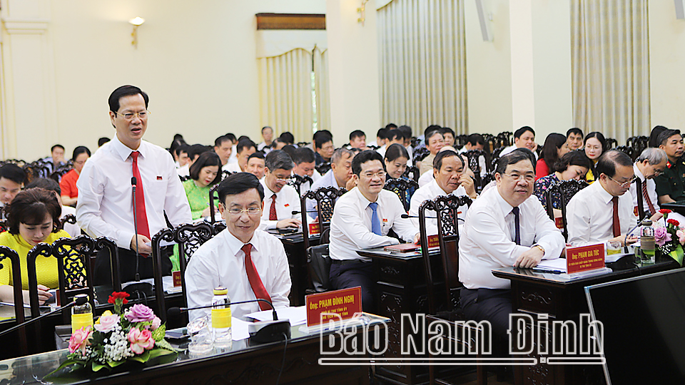 Các đồng chí lãnh đạo tỉnh và các đại biểu tham dự kỳ họp phiên buổi sáng ngày 6-7.