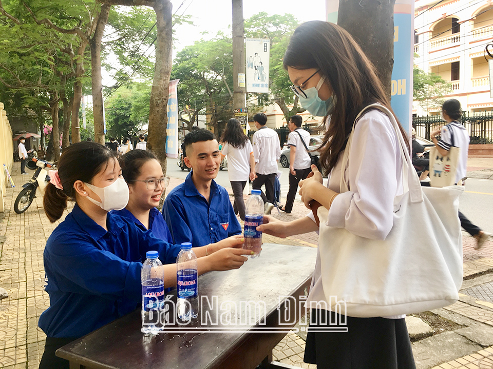 Sinh viên Trường Đại học Sư phạm Kỹ thuật Nam Định “tiếp sức mùa thi” cho thí sinh tại điểm thi THPT Lê Hồng Phong