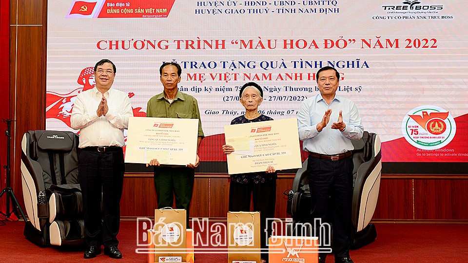 Các đồng chí Bí thư Tỉnh ủy và Phó Trưởng Ban Thường trực Ban Tuyên giáo Trung ương tặng quà các Mẹ Việt Nam Anh hùng huyện Giao Thủy.