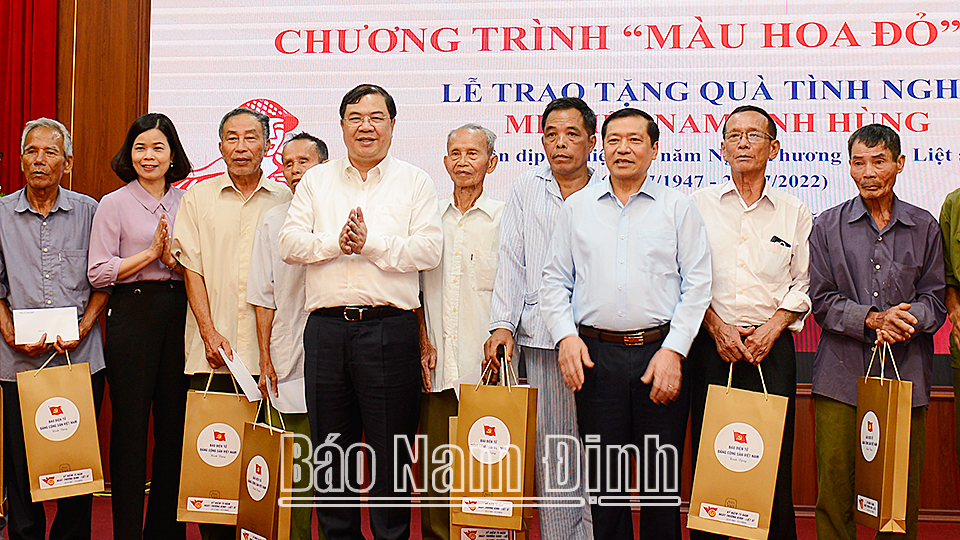 Các đồng chí lãnh đạo Trung ương và lãnh đạo tỉnh tặng quà các gia đình chính sách huyện Giao Thủy.