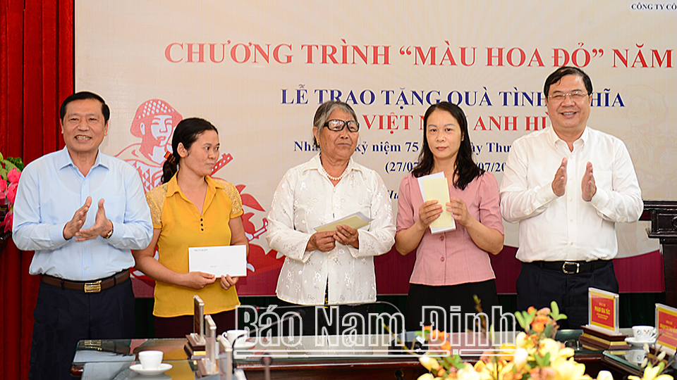 Các đồng chí Bí thư Tỉnh ủy và Phó Trưởng Ban Thường trực Ban Tuyên giáo Trung ương tặng quà các Mẹ Việt Nam Anh hùng huyện Nghĩa Hưng.