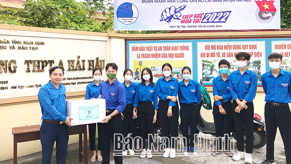 Đoàn TNCS Hồ Chí Minh huyện Hải Hậu “tiếp sức” cho thí sinh tại điểm thi THPT A Hải Hậu