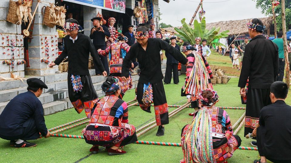 Các trò chơi truyền thống được đồng bào các dân tộc sinh sống tại Làng tái hiện tại khu vực chợ vùng cao. Ảnh: Trọng Đạt/TTXVN
